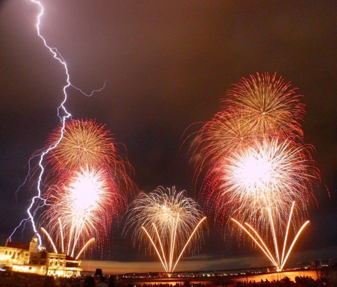 【画像】福岡の花火大会、雷雨の中強行し世紀末感が凄い