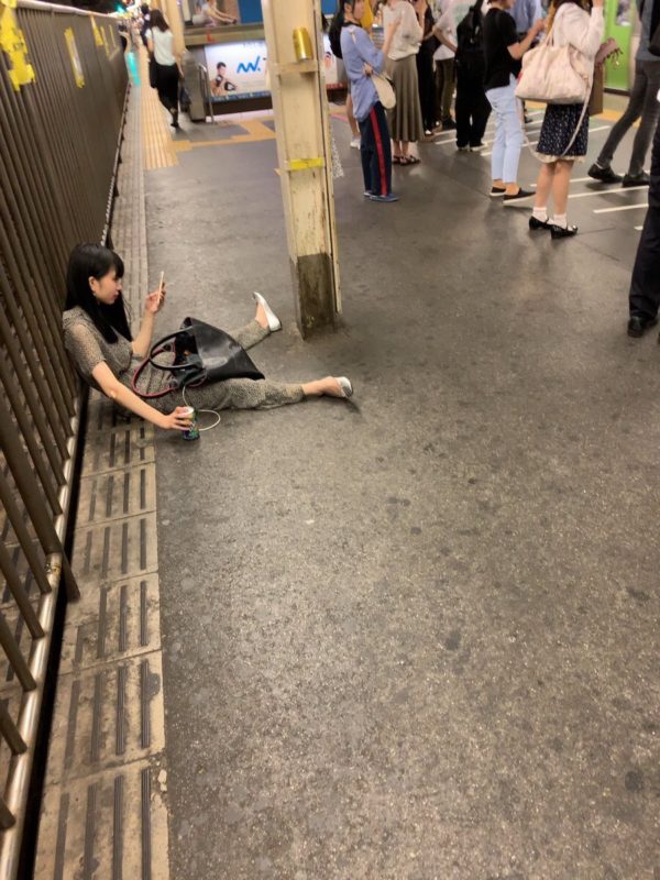 【画像】駅のホームでストロングゼロ飲んでるこの女の子、誘えばHできると思う？