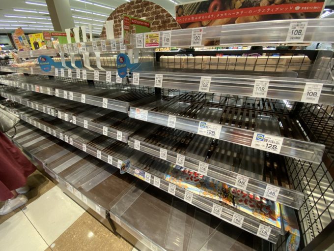 【画像】都民、台風に備えてスーパーで買い占めてしまう