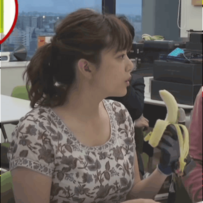 【gif】女子アナ、バナナが舌に触れて「ﾋﾞｸﾝｯ」となってしまう