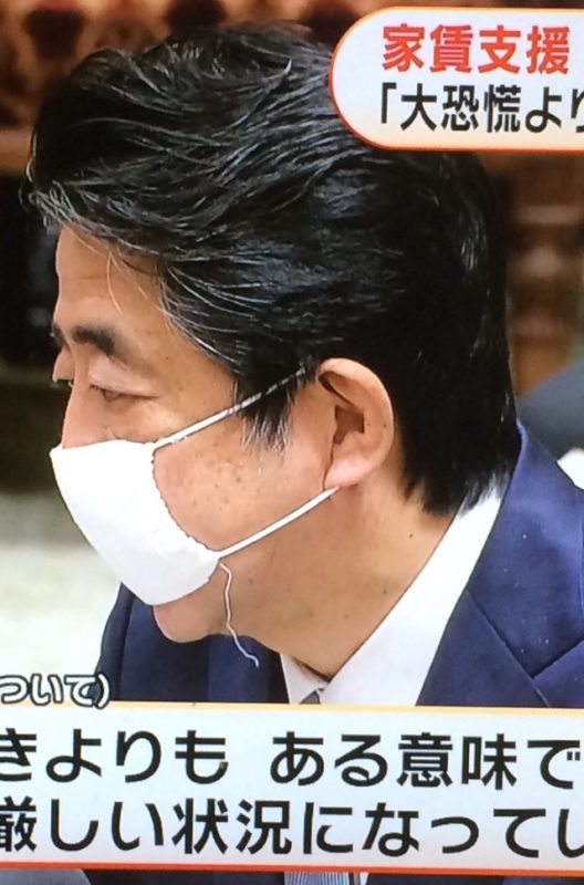 【画像】安倍晋三さんのマスク、もう限界