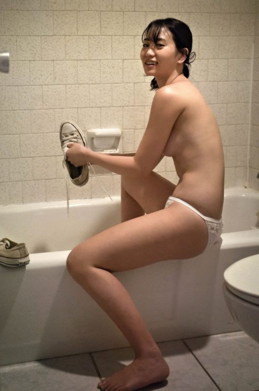 【ガチ画像】嫁が半裸でスニーカー洗ってた！！