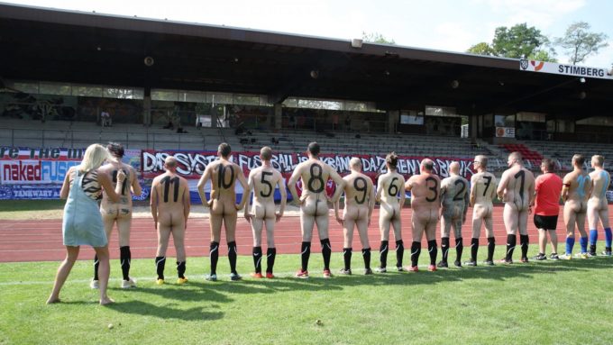 【画像】ドイツでエチエチ全裸サッカーが開催されるｗ