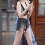 【画像】19歳女子、ダメージデニム履いてパンツ丸見えのまま街中を闊歩してしまうｗｗ