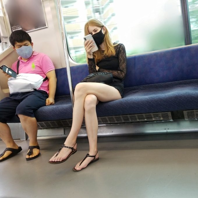 【画像】日本の電車にエルフが乗り込んでしまうｗｗｗｗ