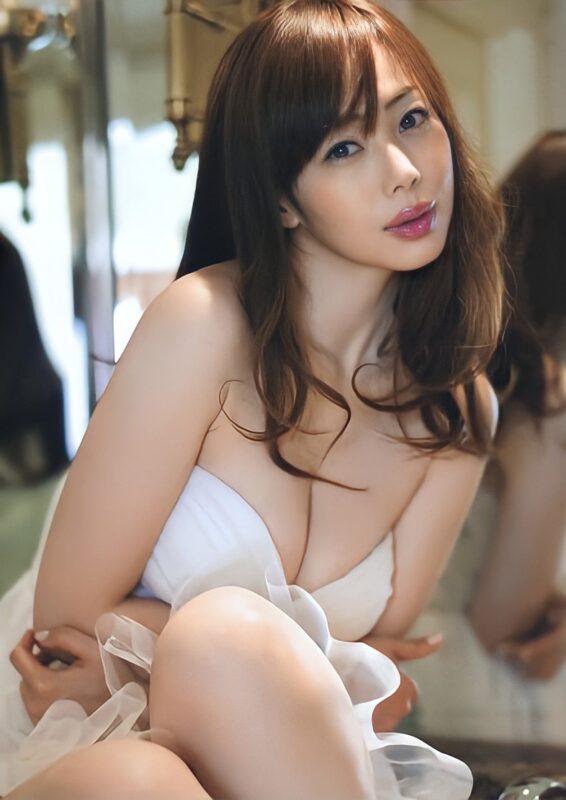 【画像】Gカップ塩地美澄アナ（38）　手ブラから純白の下着姿まで披露