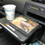 【画像】新入社員、社用車内でご飯を食べてしまうｗｗｗｗ