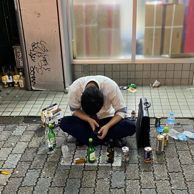 【画像】東京のリーマン、突然コンビニ前で限界を迎えるｗｗｗｗｗ
