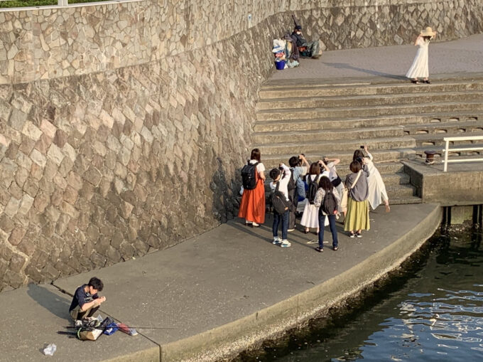 【画像】釣り人さん、姫のコスプレ撮影会の近くで釣りを開始してしまう