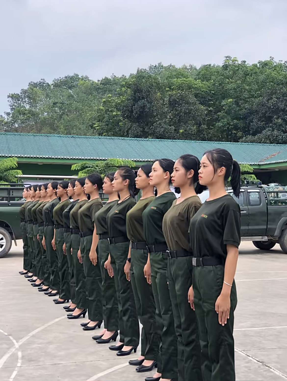 【画像】ミャンマーの女軍隊さん、とってもH