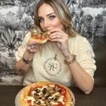 【画像】イタリア人美女、何もないところからピザを錬成してしまうｗｗｗ