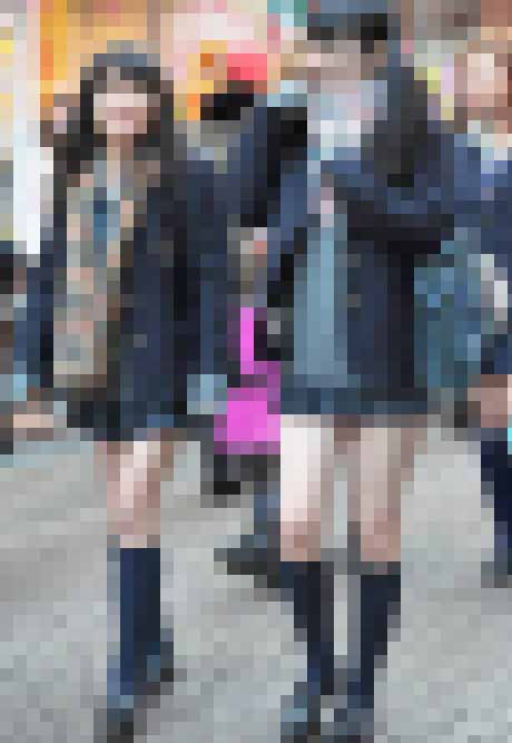 【画像】女オタクさん、新宿駅でFreeの看板の前で酔い潰れてる男を蹴り転がしてしまうｗｗｗ