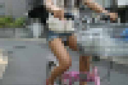 【画像】こういうスカートを履いて自転車に乗る女、頭悪い説ｗｗｗｗ