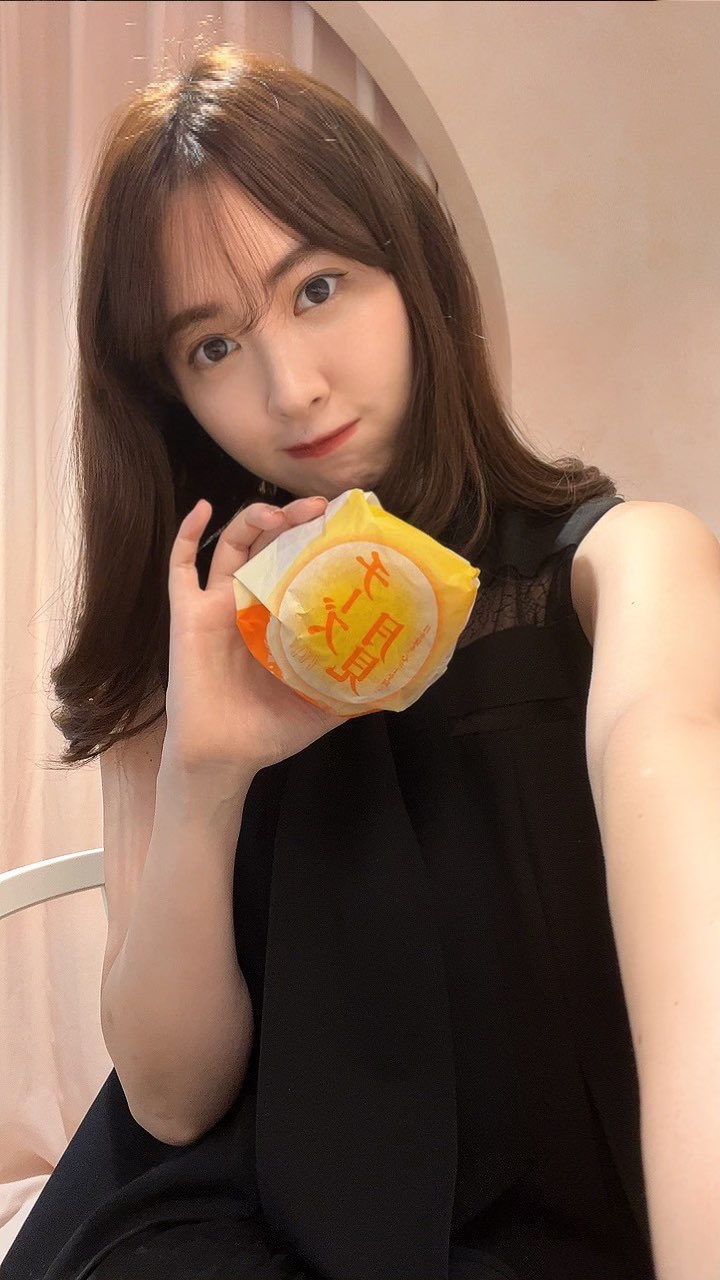 【画像】小嶋陽菜さん、月見バーガー×3、チーズ月見×3を購入