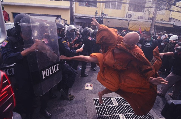 【画像】僧侶がデモに参加警察に飛び蹴りをお見舞いしてロマサガみたいな感じになる