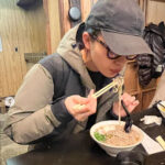【画像】川口春奈、人生初の立ち食いそば「エモい」写真　ファン驚く「普通の格好！全然本人見えない」
