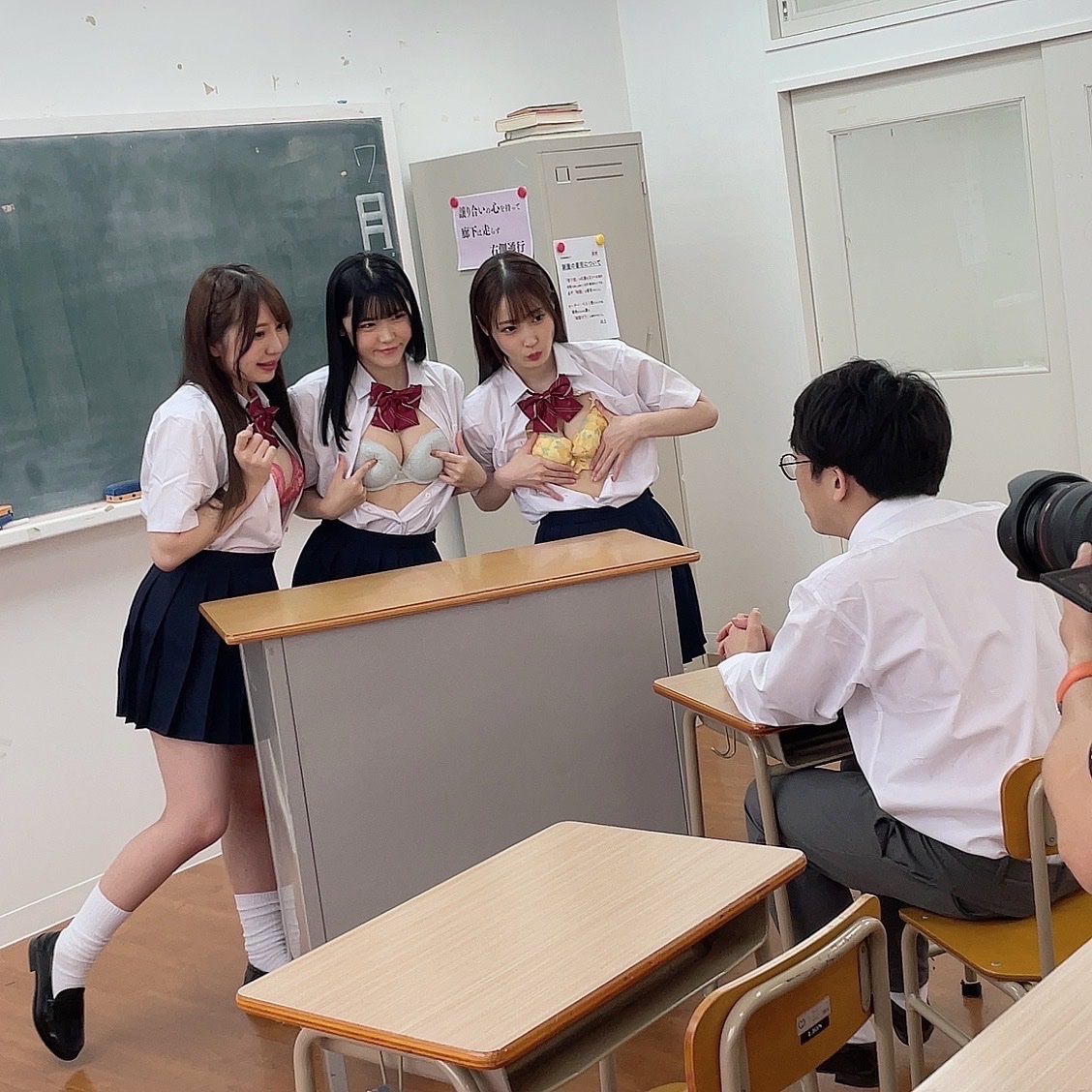 【画像あり】チー牛男子高生、教室で女子高生3人組にブラを見せつけられるｗ