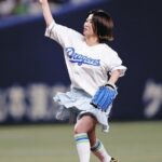 【画像】大久保佳代子(52)のミニスカ太ももチラ見せ始球式