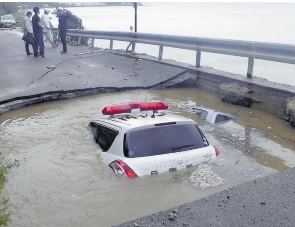 【画像】住民「助けて！車が水没したの！」警察「うおおおおおお！！」